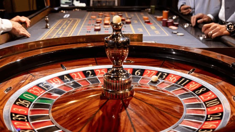 Dealer live profesional kasino via555 — interaksi real-time baccarat dan roulette